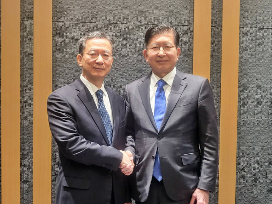 지난 2월15일 더불어민주당 친명(親이재명)계 좌장 정성호(왼쪽) 의원과 이상식(오른쪽) 제22대 총선 경기 용인갑 후보가 만나 조찬을 함께 했다.<이상식 더불어민주당 제22대 총선 경기 용인갑 후보 페이스북 사진>